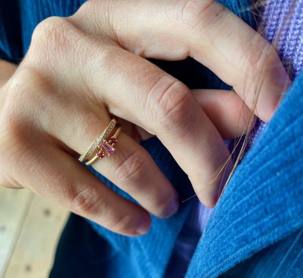 Roségoldring KARLA mit einem rosa Turmalin und zwei roten Saphiren