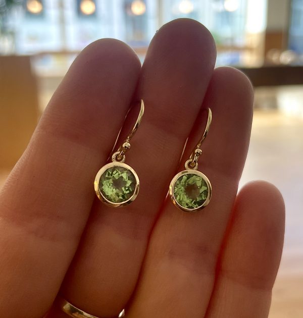 leuchtend grüne Turmaline in 750/-Gelbgold mit Goldlinsen und zwei Brillanten