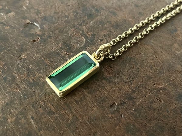 großer Turmalin in 750/-Gelbgold mit drei gelben Saphiren