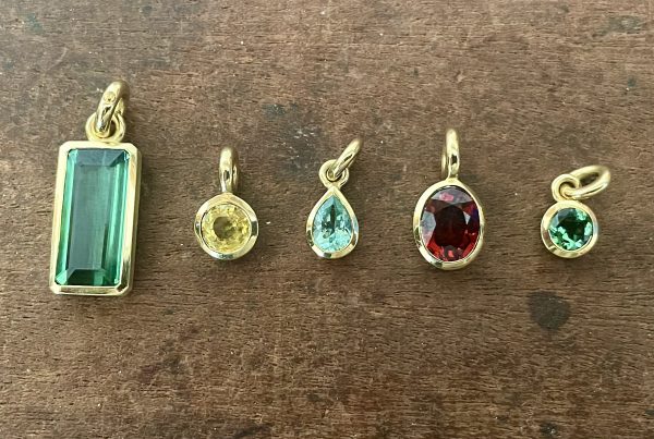 hellblauer Turmalin Tropfen in 750/-Gelbgold mit einem Brillanten