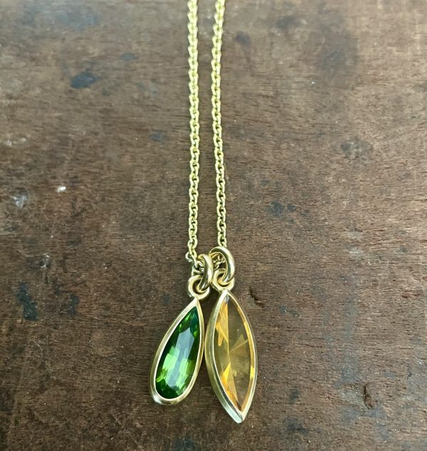 grüner Turmalin Tropfen in 750/-Gelbgold mit einem Brillanten