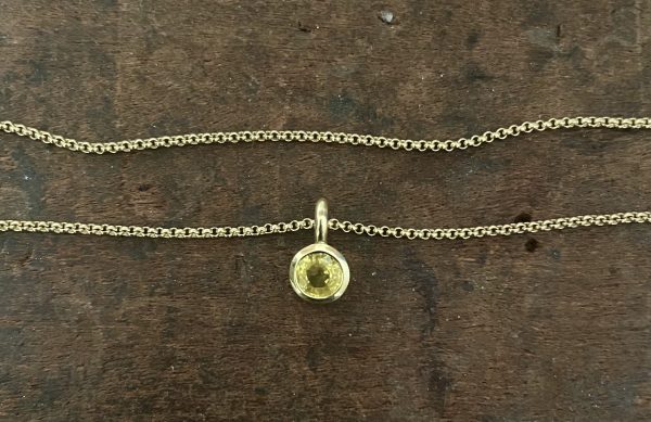 gelber Saphir in 750/-Gelbgold mit einem Brillanten