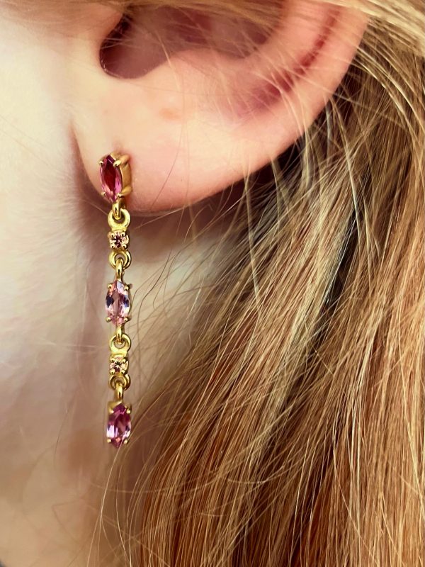 Ohrhänger mit 6 rosafarbenen Turmalinen und 4 Saphiren in 750/-Gelbgold