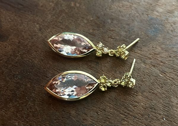rosafarbene Morganite mit 12 gelben Saphiren in 750/-Gelbgold
