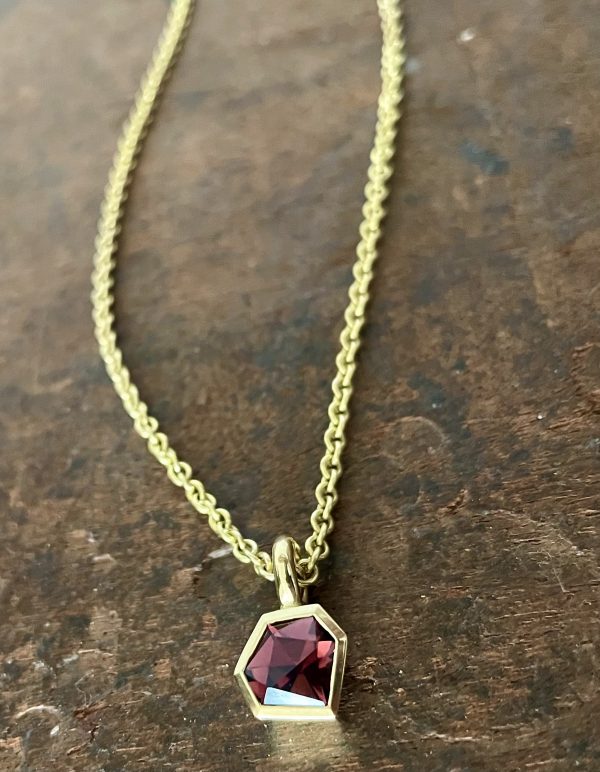 asymmetrisch geschliffener Turmalin in 750/Gelbgold