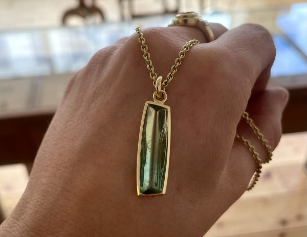 asymmetrisch geschliffener Turmalin im Farbverlauf, gefertigt in 750/-Gelbgold