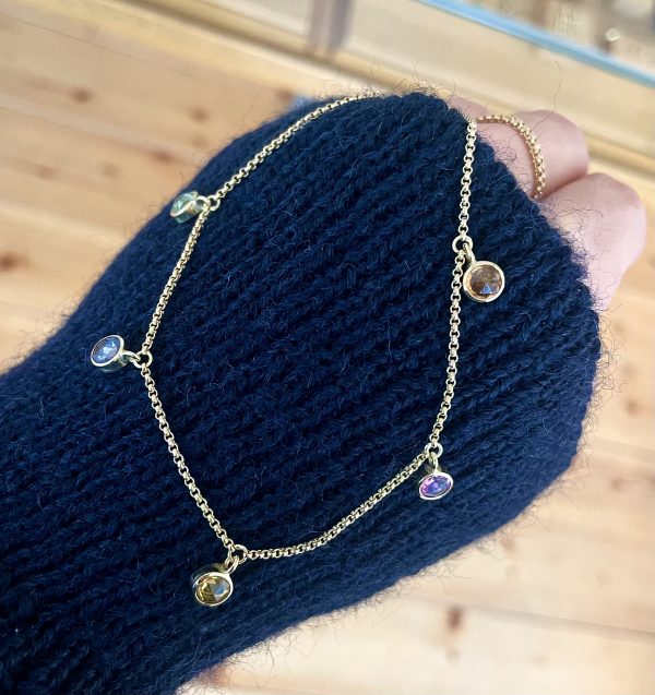 Collier in 750/-Gelbgold mit 5 Saphiren im Rosenschliff