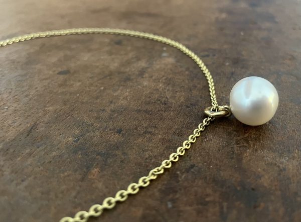 naturweiße Südsee Perle mit 750/-Gelbgold Aufhängung