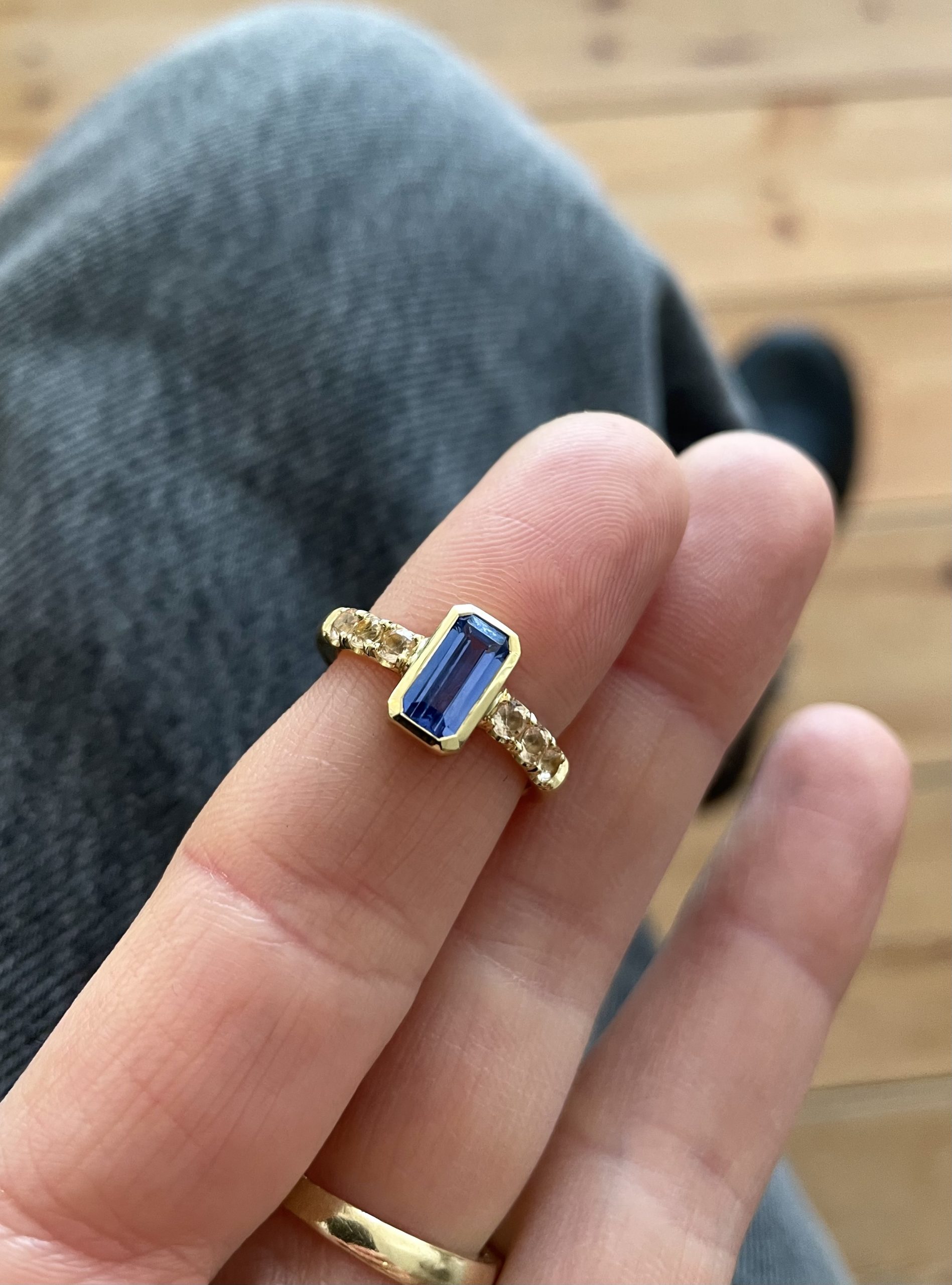 Saphir in 750/-Gelbgold mit pfirsichfarbenen Edeltopasen – Bild 2