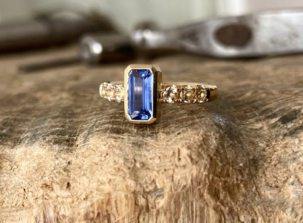 Saphir in 750/-Gelbgold mit pfirsichfarbenen Edeltopasen