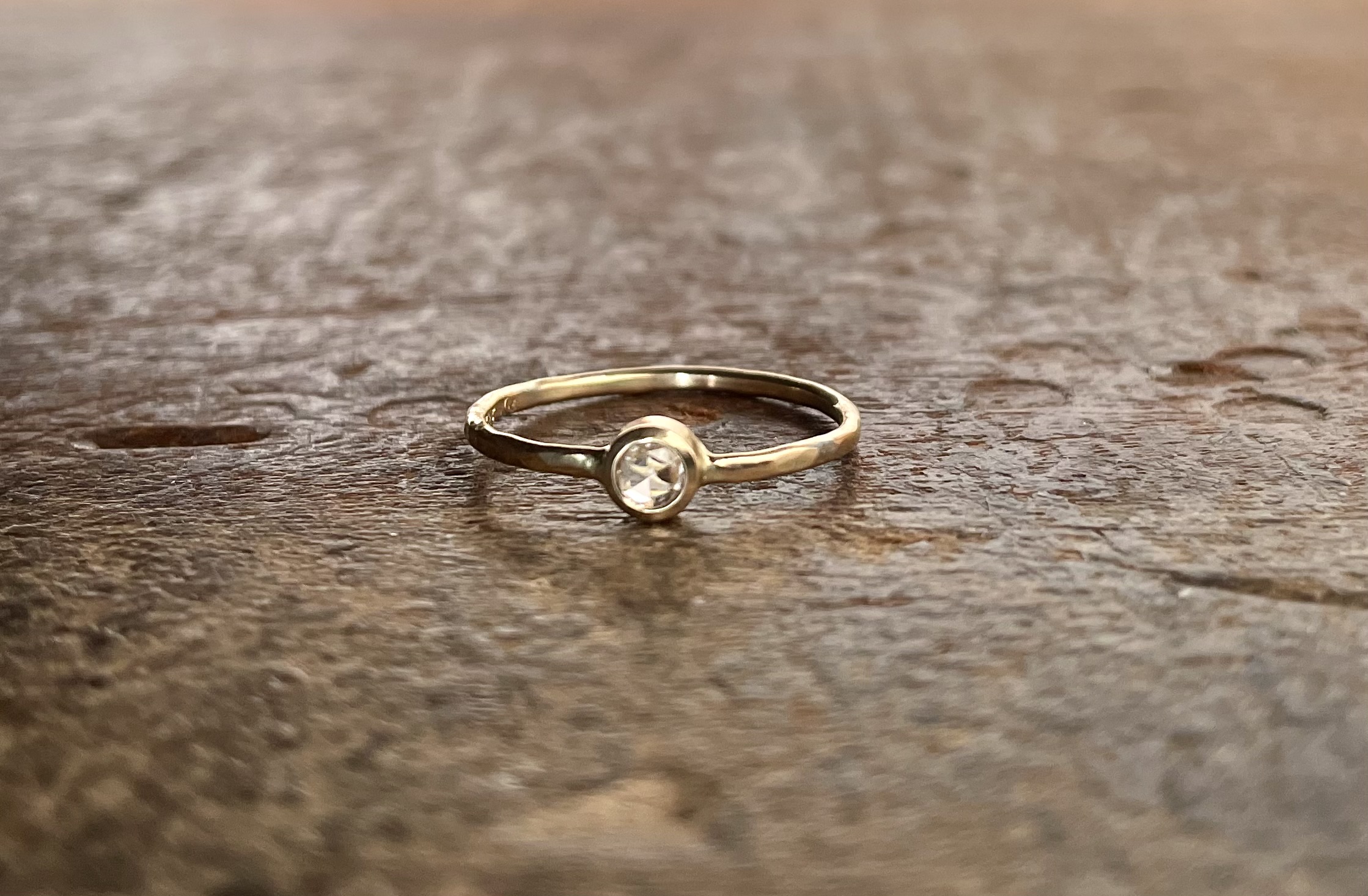 Diamantring in Roségold mit Hammerschlag