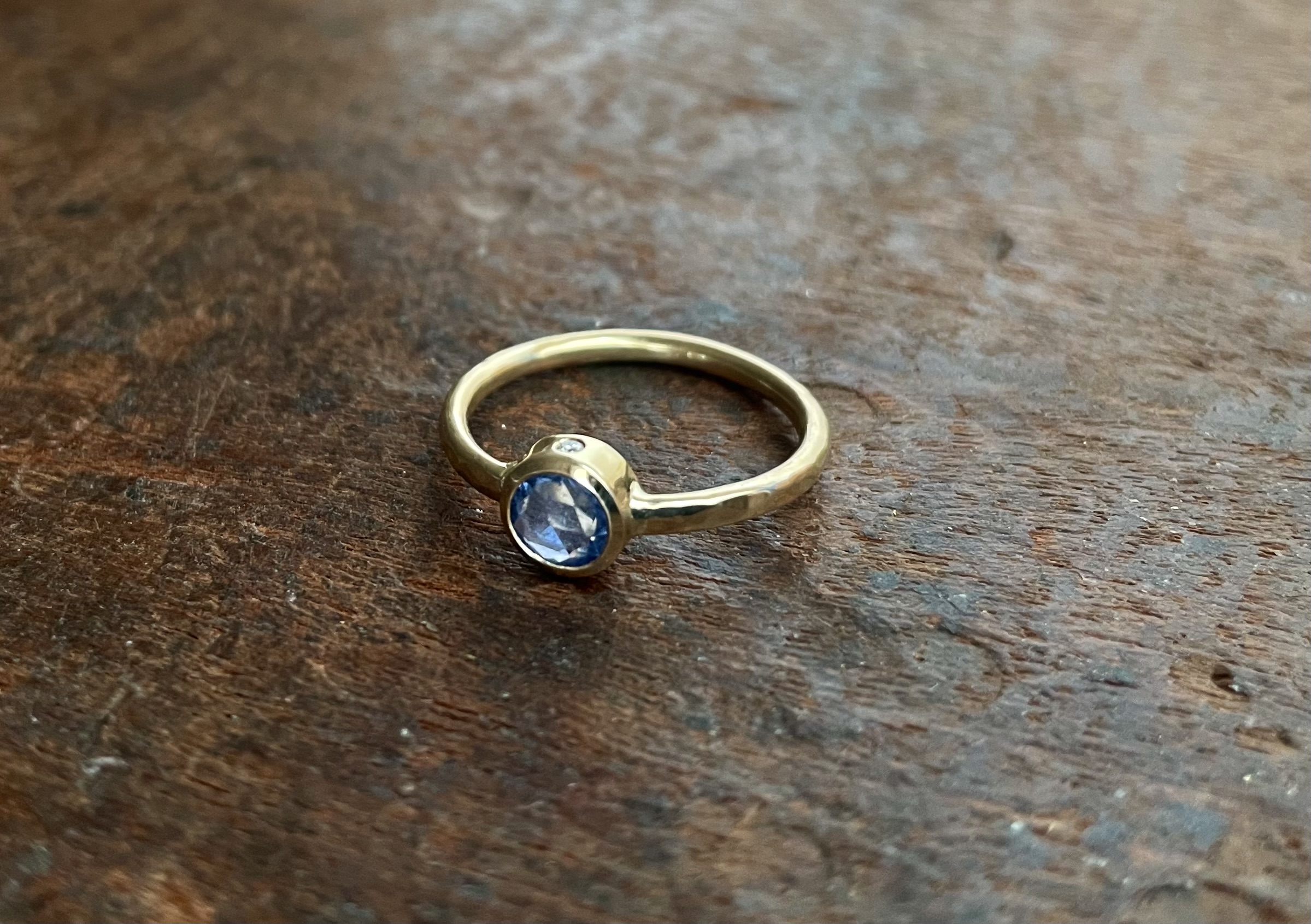 blauer Saphir im Rosenschliff in Roségold mit Hammerschlag + Brillant – Bild 3