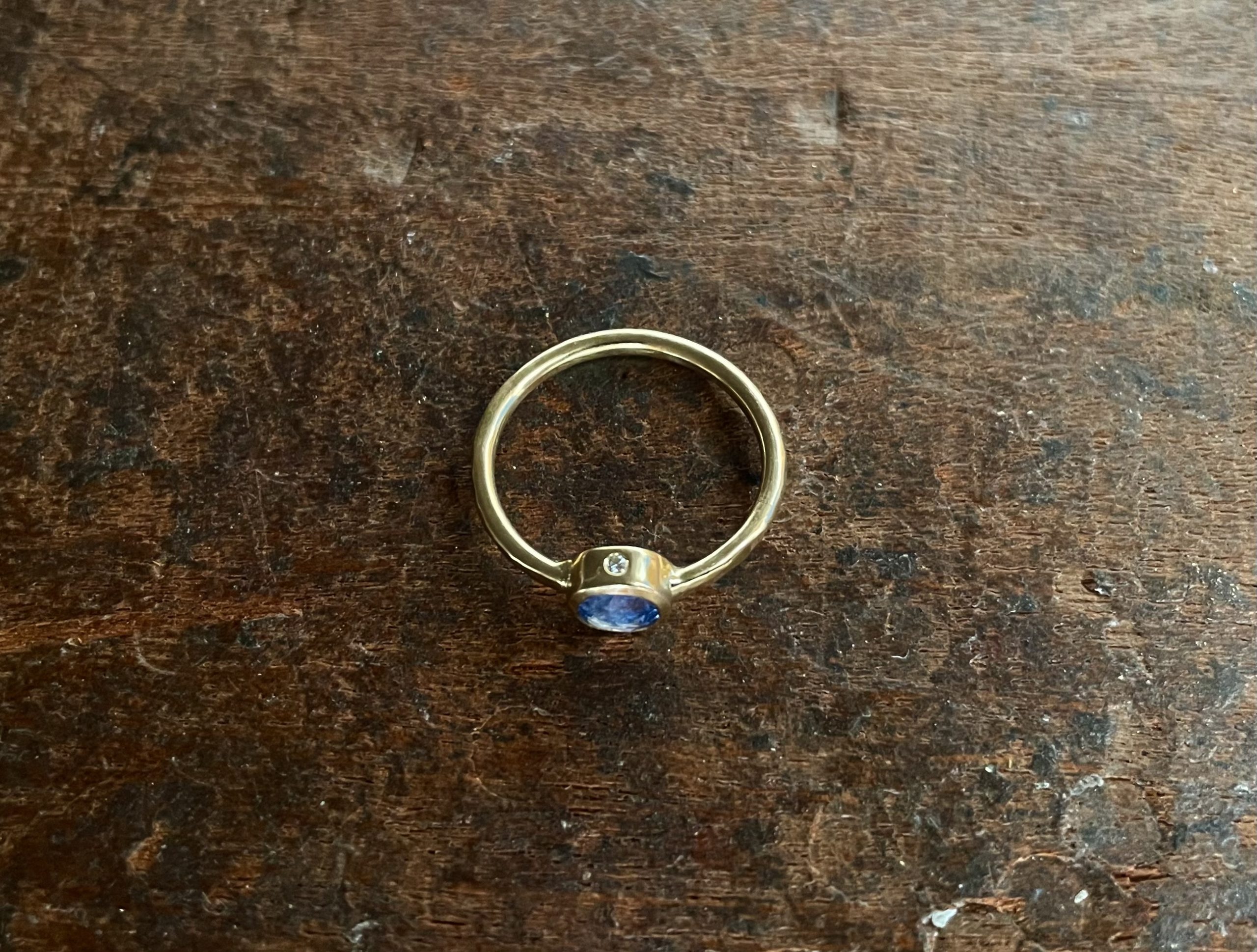 blauer Saphir im Rosenschliff in Roségold mit Hammerschlag + Brillant – Bild 2