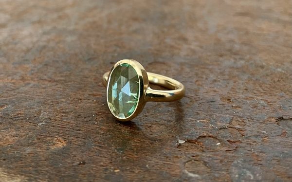 grüner Turmalin im Rosenschliff in Roségold