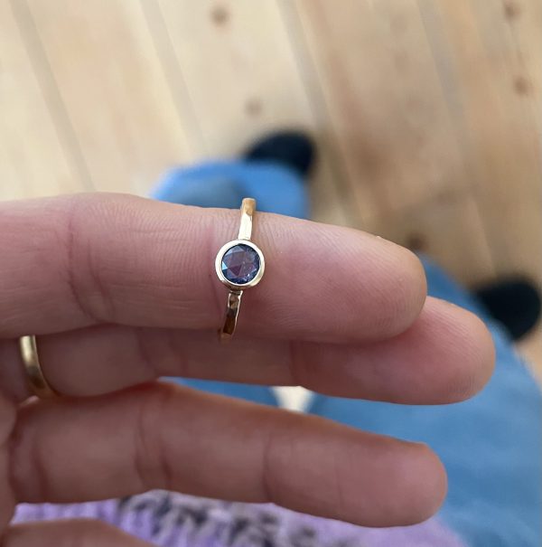 blauer Saphir im Rosenschliff in Roségold mit Hammerschlag + Brillant