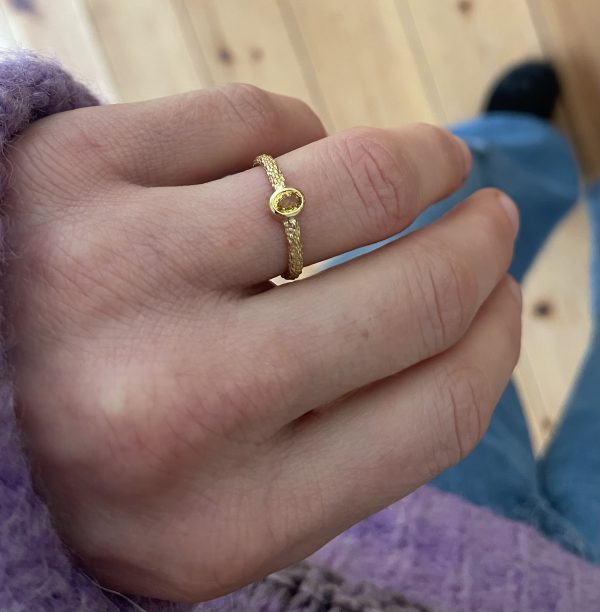 Perlring in 750/-Gelbgold mit einem gelben Saphir