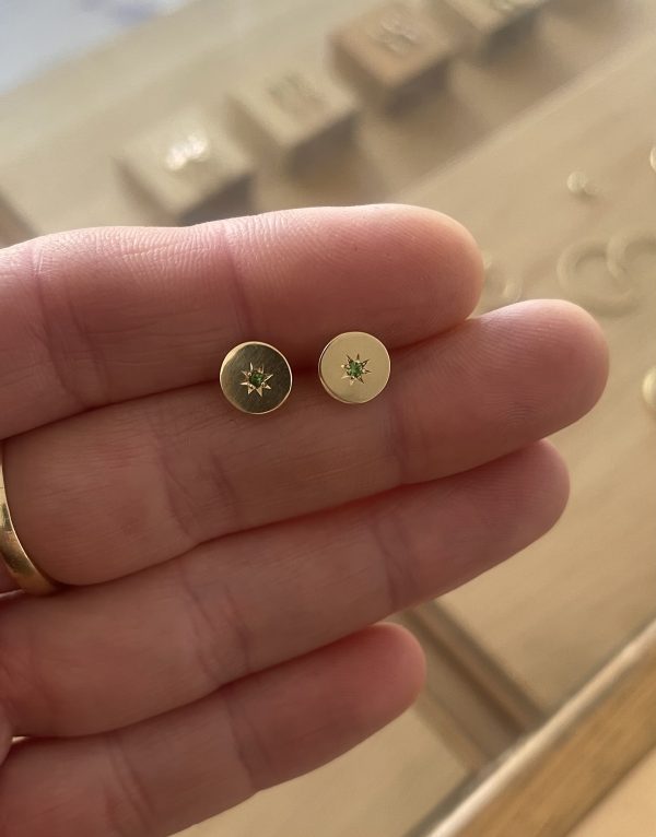 Ohrstecker in Roségold mit 2 Tsavorithen als Stern gefasst