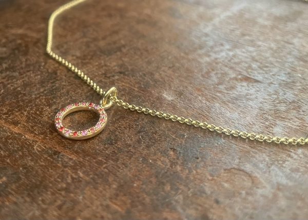 Anhänger aus 750/-Roségold mit 18 Saphiren