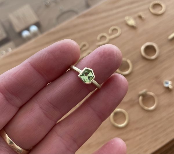 lindgrüner Turmalin in Gelbgold