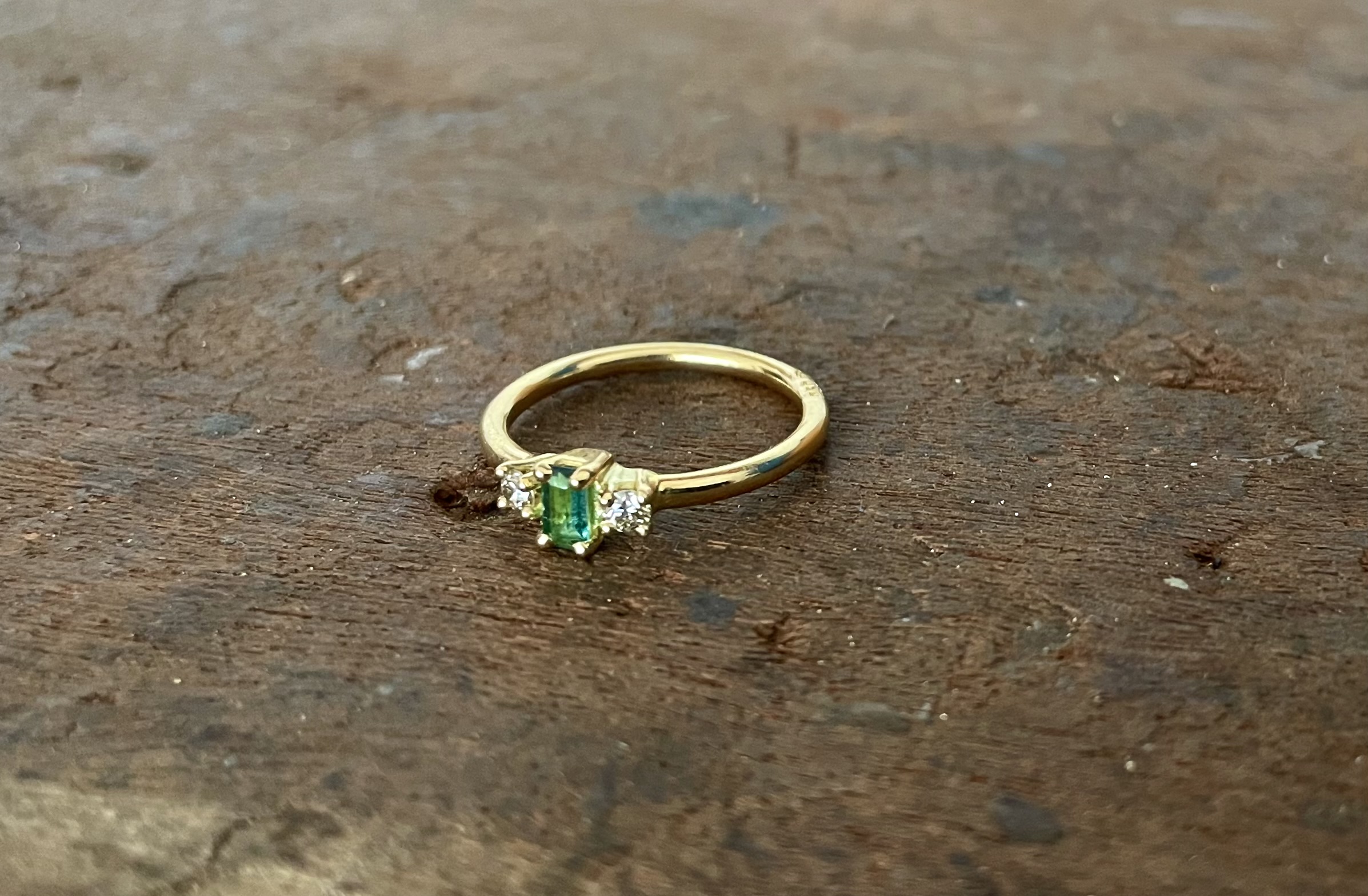 Ring KARLA in 750/-Roségold mit einem Turmalin und zwei Brillanten – Bild 2