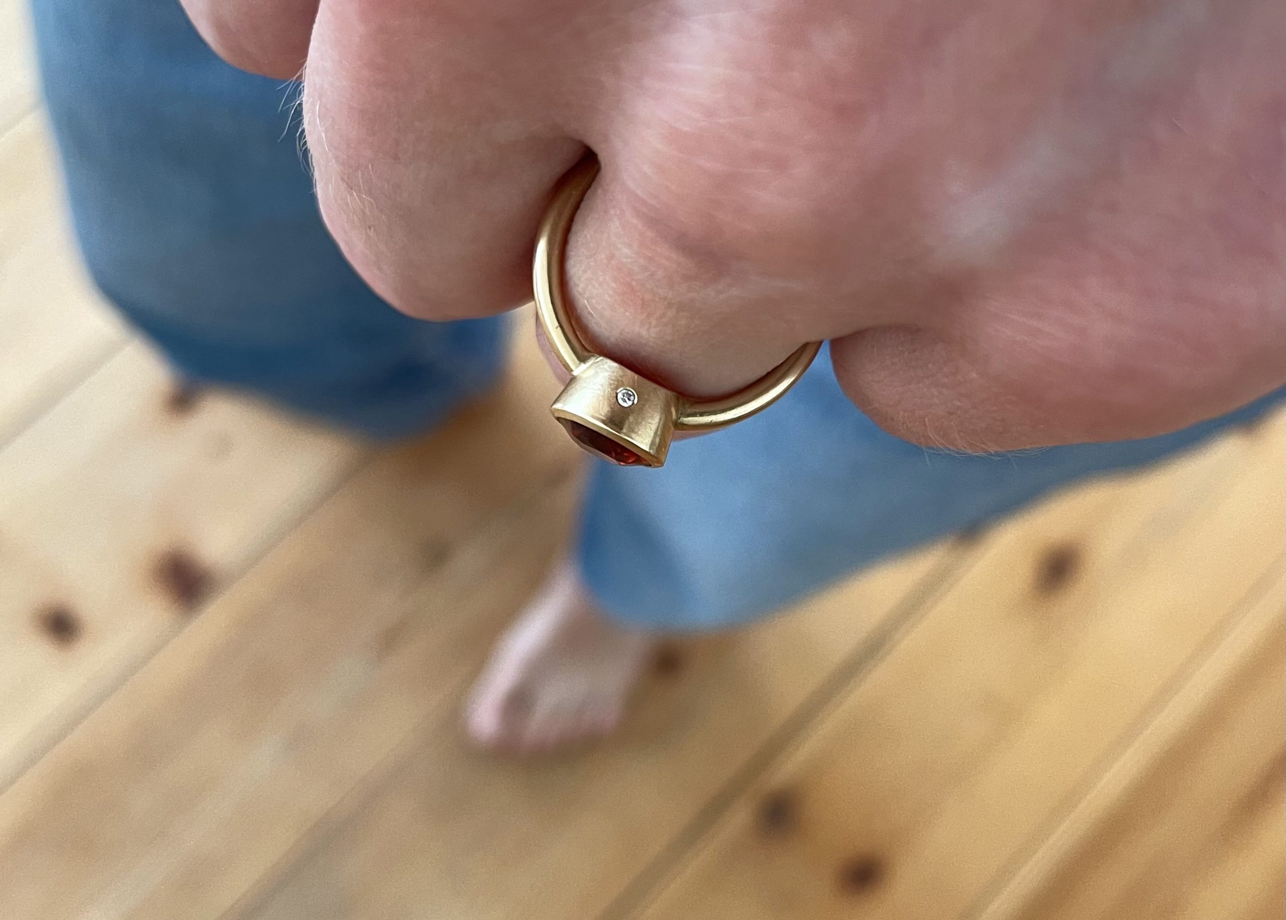 Roségold Ring mit einem Mandaringranat und einem Brillanten – Bild 2