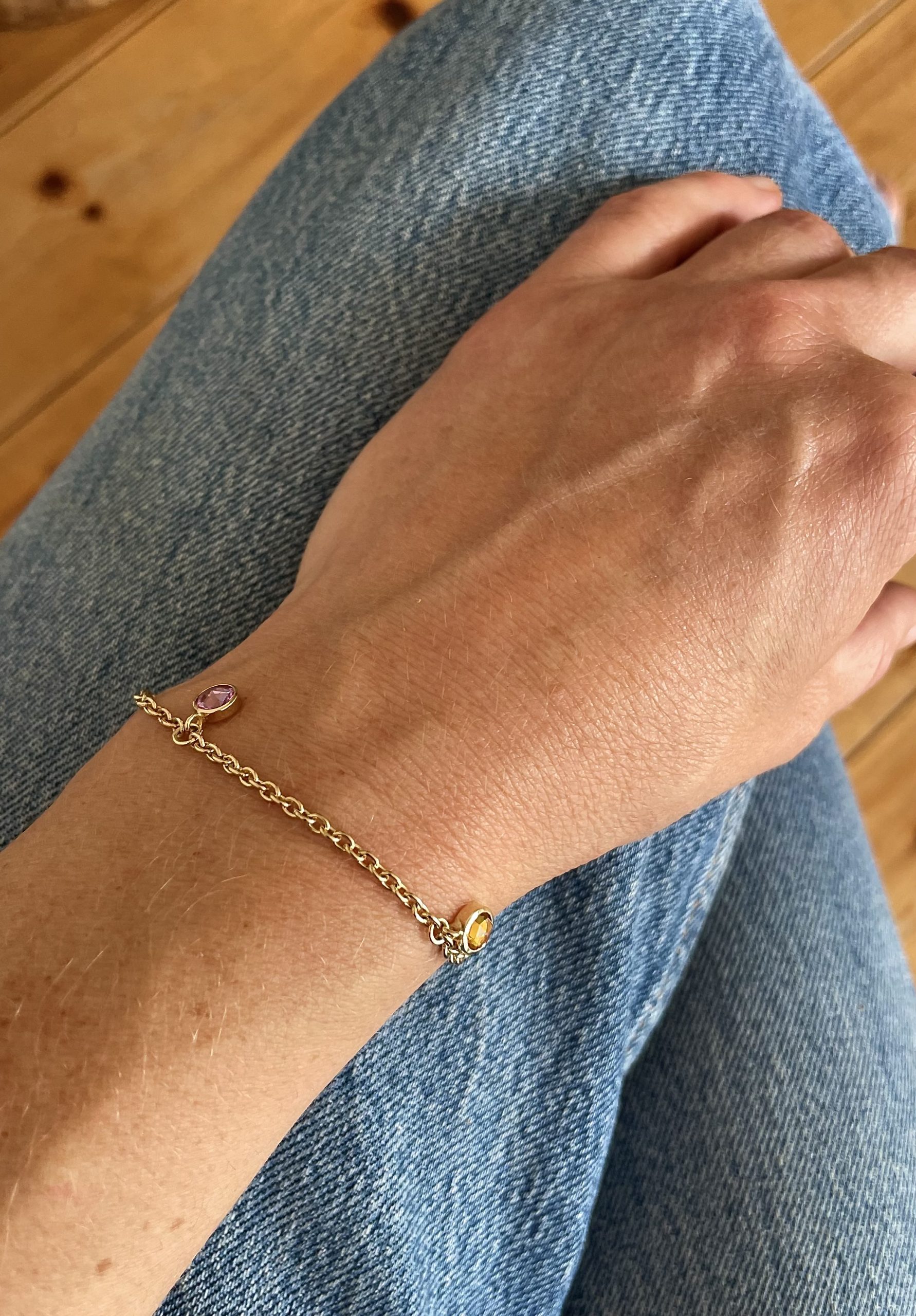 Armand in Roségold mit drei farbigen Saphiren – Bild 2
