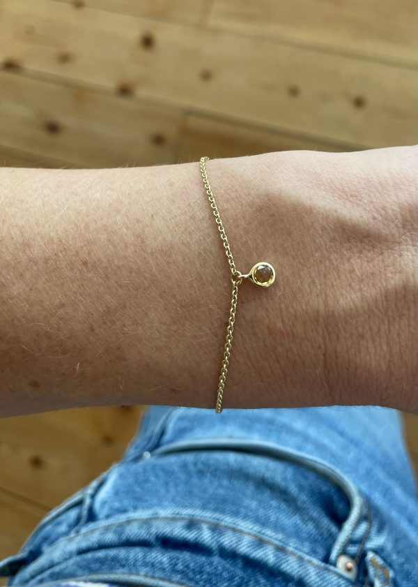 zartes Armband in Roségold mit einem Saphir