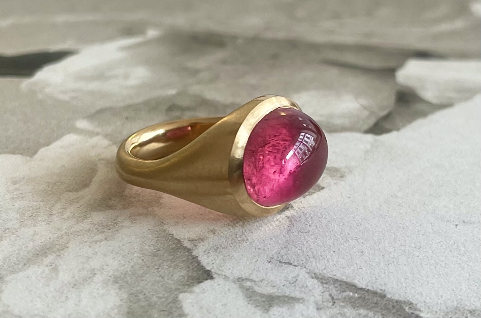 Damenring in 750/-Roségold mit einem Turmalin Cabochon